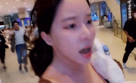 인터넷 방송 진행자(BJ) '바비지니'가 지난 3일(현지 시각) 태국 방콕 쇼핑몰 시암파라곤에서 총기 난사를 피해 건물 밖으로 황급히 빠져나오고 있다.    [아프리카TV 영상 캡처]