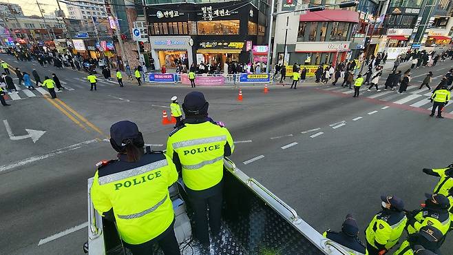 사진은 지난해 12월 부산 광안리해변 일대에서 열린 부산불꽃축제장에서 경찰이 혼잡관리차량 일명 DJ폴리스를 이용해 인파 밀집 관리를 하고 있는 모습. 2022. 12. 17.(사진=저작권자(c) 뉴스1, 무단 전재-재배포 금지)