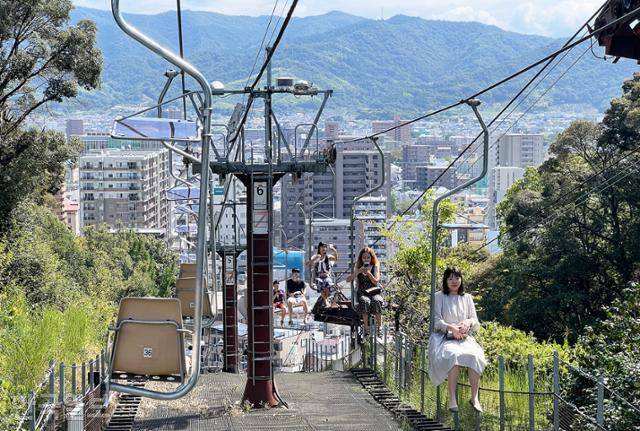 마쓰야마성으로 오르는 1인용 리프트. 안전장치가 전혀 없어 약간 스릴이 느껴진다.