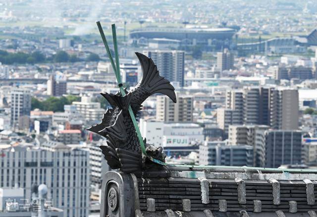 마쓰야마성 건물 지붕에 물고기 모양의 장식이 있다.