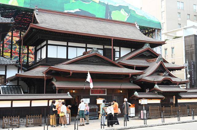 애니메이션 '센과 치히로의 행발불명'의 모티브가 된 마쓰야마 도고온천 본관.