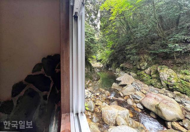 니부카와온천 미카도 욕탕 바로 옆으로 청량한 계곡물이 흐르고 있다.