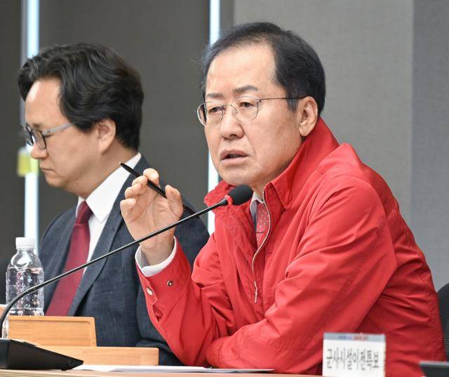 홍준표 대구시장이 4일 간부회의에서 "군부대 통합이전 사업은 대구시가 통제가능한 지역으로 이전을 검토할 수 밖에 없게 됐다"고 말하고 있다. 대구시 제공