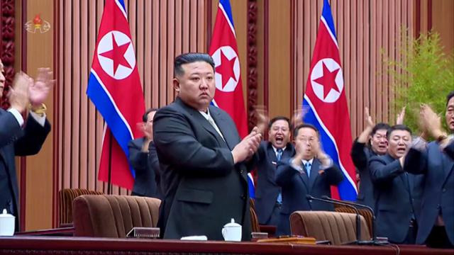 김정은 북한 국무위원장이 9월 26, 27일 북한 평양 만수대의사당에서 열린 최고인민회의에 참석해 박수를 치고 있다. 북한은 이 회의에서 핵무력 정책을 헌법화했다. 조선중앙TV 뉴시스