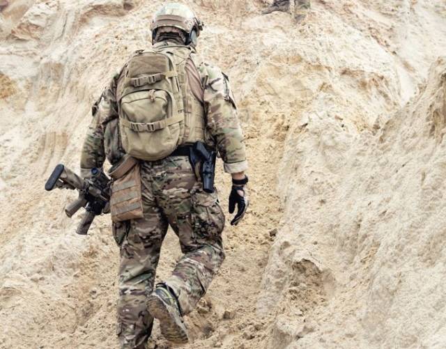 무거운 짐을 든 배낭을 메고 걷는 러킹은 간단하게 걷기 운동의 강도를 높일 수 있는 방법이다./사진=게티이미지뱅크