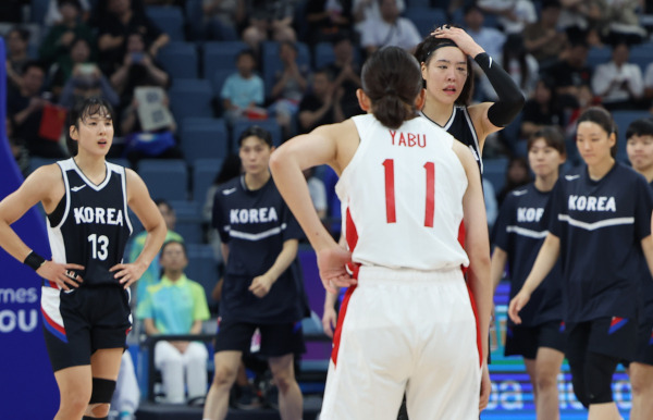 <yonhap photo-3663=""> 지난 3일 중국 저장성 항저우의 올림픽 스포츠센터에서 열린 항저우 아시안게임 여자 농구 준결승 한국과 일본의 경기에서 58-81로 패한 한국 선수들이 아쉬워 하고 있다. 사진=연합뉴스</yonhap>