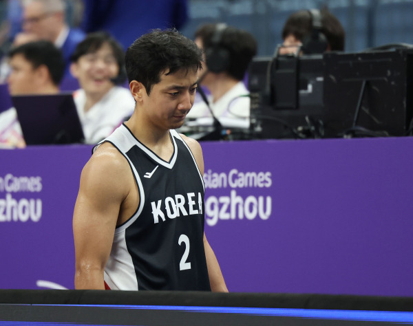 <yonhap photo-3231=""> '이렇게 지다니' (항저우=연합뉴스) 이지은 기자 = 30일 중국 저장성 항저우의 올림픽 스포츠센터에서 열린 2022 항저우 아시안게임 남자 농구 조별리그 D조 대한민국과 일본의 경기. 허훈이 일본에게 83대77로 진 뒤 코트를 나서고 있다. 2023.9.30 jieunlee@yna.co.kr/2023-09-30 14:02:46/ <저작권자 ⓒ 1980-2023 ㈜연합뉴스. 무단 전재 재배포 금지.></yonhap>