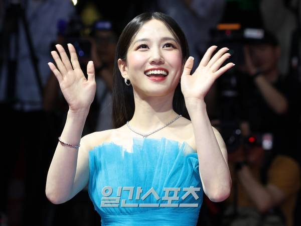 제28회 부산국제영화제(BIFF) 개막식이 4일 오후 부산 해운대구 영화의전당 앞에서 열렸다. 배우 박은빈이 레드카펫 위에서 포즈를 취하고 있다. 올해 제28회 부산국제영화제는 10월 4일부터 13일까지 영화의 전당 일대에서 진행된다. 공식 초청작은 69개국 209편, 4개 극장 25개 스크린에서 상영된다. 개막식 사회는 배우 이제훈과 박은빈이 맡았다. 부산=서병수 기자 qudtn@edaily.co.kr /2023.10.04/