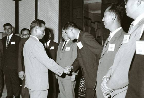 1967년 청와대에서 박정희 대통령을 만난 강기동 박사. 박 대통령과 악수하는 이가 강 박사. [사진 강기동]