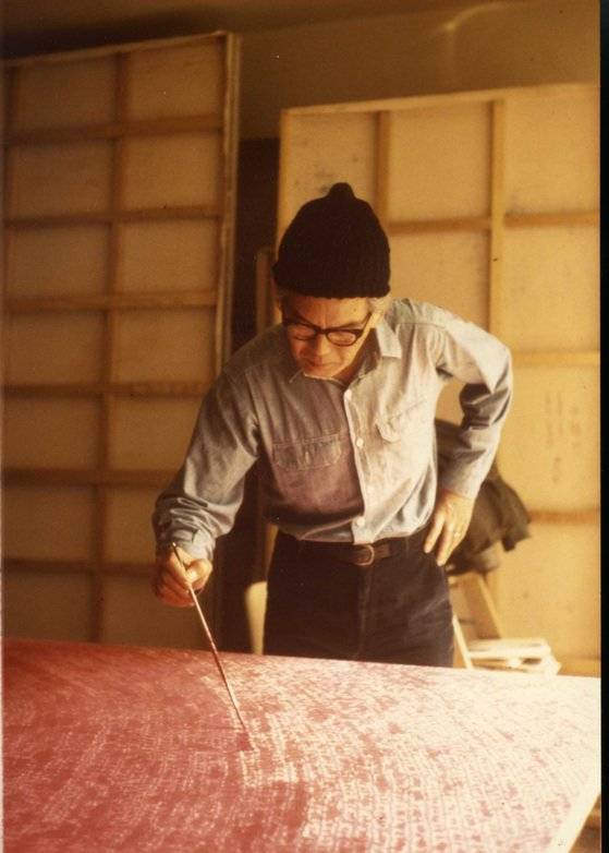 작업실에서 작품을 그리고 있는 김환기 화백(1913~1974)의 생전 모습. 사진 중앙포토