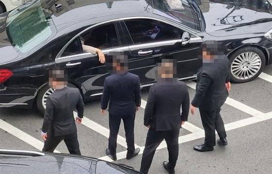 6월 25일 오후 부산 중구 한 호텔에서 열린 신20세기파 두목 A씨의 결혼식장 주변 도로에서 건장한 남성들이 서 있다. 사진은 기사내용과 관계 없음. / 사진:연합뉴스