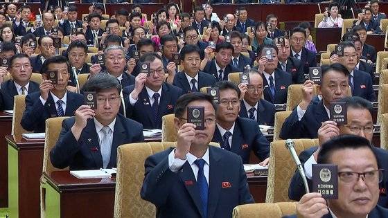 북한이 지난달 26~27일 평양 만수대의사당에서 최고인민회의를 진행하는 모습. 회의에선 "핵무력강화정책의 헌법화" 문제가 상정돼 "전폭적인 지지찬동 속에" 채택됐다고 조선중앙TV가 지난달 28일 보도했다. 조선중앙TV 캡처, 연합뉴스