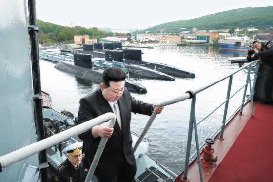 김정은 북한 국무위원장이 지난달 16일 러시아 태평양함대를 방문해 구축함 샤포시니코프 원수함에 오르는 모습. 노동신문. 뉴스1.