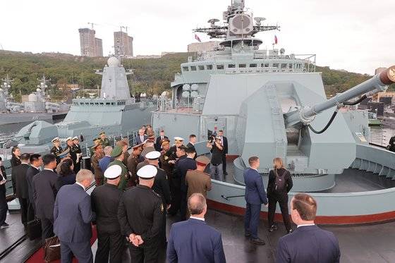 김정은 북한 국무위원장이 지난달 16일 러시아 태평양함대를 방문해 구축함 샤포시니코프 원수함을 시찰하는 모습. 노동신문. 뉴스1.