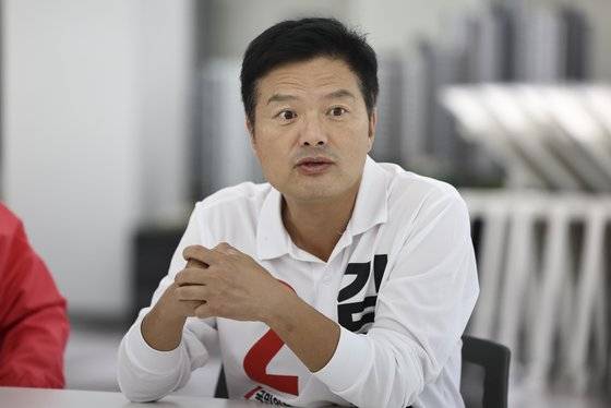 국민의힘 김태우 강서구청장 보궐선거 후보가 4일 서울 강서구에서 열린 전국학교운영위원회연합회 간담회에서 발언하고 있다. 연합뉴스
