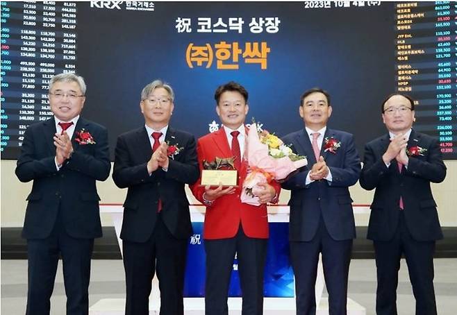 4일 서울 여의도 한국거래소에서 열린 ㈜한싹 코스닥 상장기념식에서 관계자들이 기념 촬영하고 있다. 왼쪽부터 채남기 한국IR협의회 회장, 홍순욱 한국거래소 코스닥시장본부장, 이주도 한싹 대표이사, 김성현 KB증권 대표이사, 강왕락 코스닥협회 부회장. 사진=한국거래소 제공