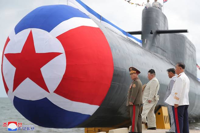 북한이 지난 6일 수중에서 핵 공격이 가능한 전술핵공격잠수함을 처음 건조해 진수했다고 조선중앙통신이 8일 보도했다. 연합뉴스