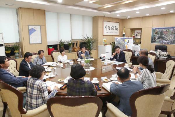 김정헌 인천 중구청장이 7월 14일 인천시 관계자에게 영종 지역 교통 환경 개선 협조를 요청하고 있다. 인천 중구 제공