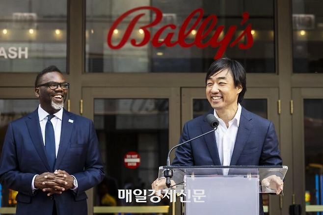 브랜든 존슨 시카고 시장(왼쪽)과 김수형 발리스 회장.  [사진 출처 = 시카고 선타임스]
