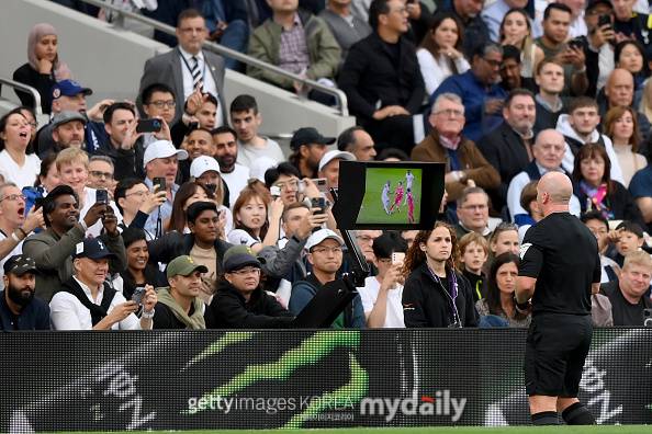 리버풀-토트넘전 VAR 확인하는 주심/게티이미지코리아