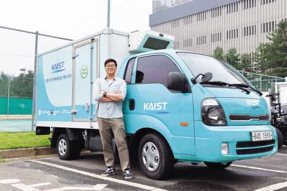 장기태 KAIST 교수와 디젤 하이브리드 개조기술을 적용한 1t 화물차 [KAIST 제공]