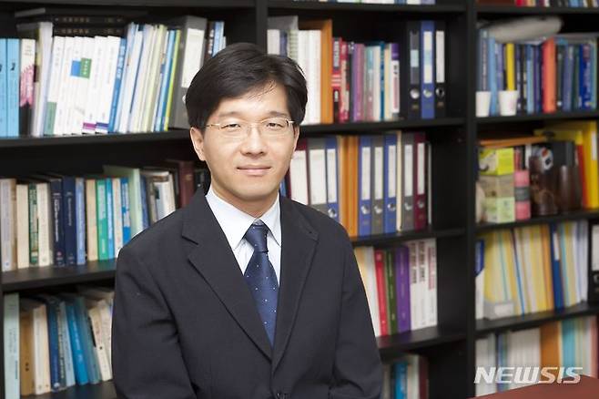 [서울=뉴시스]이달의 과학기술인상 10월 수상자로 선정된 신영수 카이스트 전기및전자공학부 교수. (사진=과기정통부 제공)