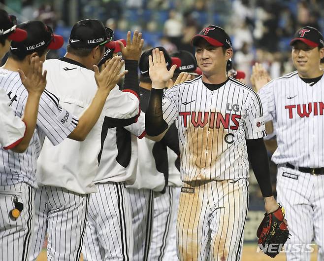 [서울=뉴시스] 김근수 기자 = 1일 서울 송파구 잠실야구장에서 열린 2023 프로야구 KBO리그 키움 히어로즈 대 LG 트윈스의 경기, 4대 2로 LG트윈스의 승리, LG 오지환이 선수들과 기쁨을 나누고 있다. 2023.08.01. ks@newsis.com