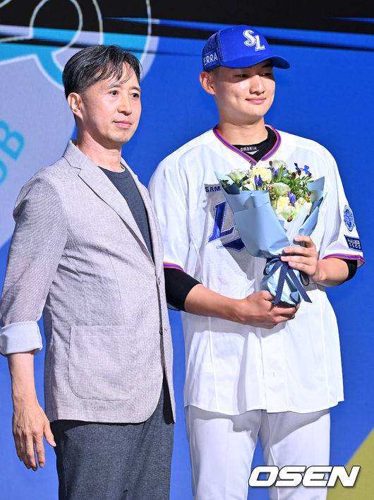 [OSEN=민경훈 기자]&nbsp; 2024 KBO리그 신인드래프트가 14일 오후 서울 중구 소공동 웨스틴조선호텔에서 열렸다. 1라운드 4순위로 지명된 장충고 육선엽이 삼성 홍준학 단장과 함께 포토타임을 갖고 있다. 2023.09.14 /rumi@osen.co.kr