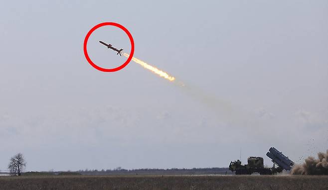 “러 방공망, 크름반도 인근 ‘우크라 넵튠 대함 미사일’ 격추” / 사진=넵튠 미사일. President.gov.ua, CC BY 4.0, via Wikimedia Commons