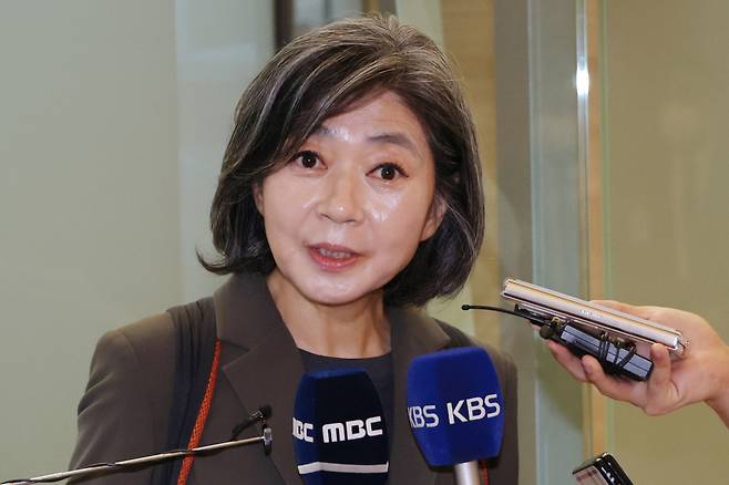 김행 여성가족부 장관 후보자가 4일 오전 서울 종로구 인사청문회 준비 사무실로 출근하며 취재진의 질문에 답하고 있다. ⓒ연합뉴스