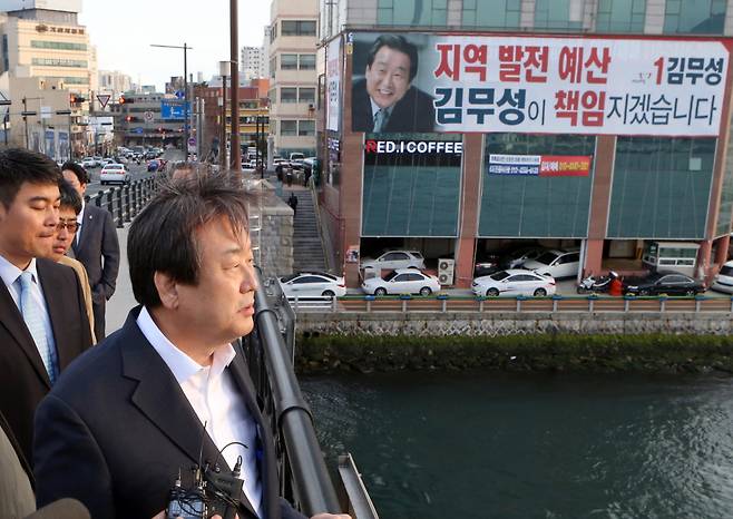 새누리당 김무성 대표가 2016년 3월24일 오후 부산 영도구 사무실에 도착한 뒤 영도다리를 걸어가며 바다를 바라보고 있다. 당시 김 대표는 공천관리위의 의결이 보류된 5개 지역에 대해 최종 의결을 하지 않고 후보등록 만료일(25일)까지 최고위도 열지 않겠다고 선언했다. ⓒ연합뉴스