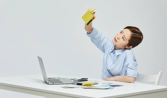 빤한 월급을 받는 사회초년생에게 학자금 대출을 상환하는 건 쉽지 않은 일이다.[사진=게티이미지뱅크]