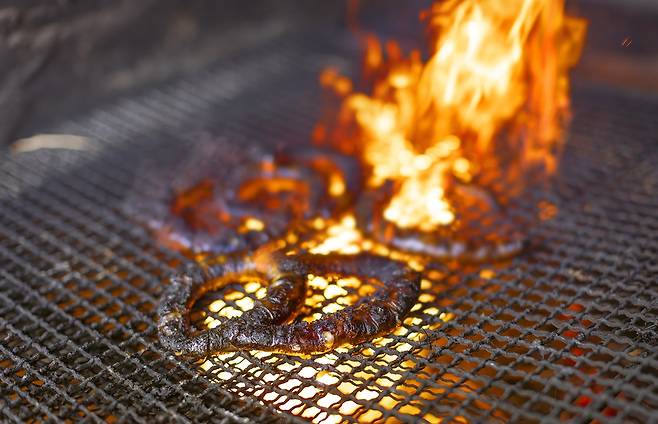 짚불로 익히는 모습 [사진/성연재 기자]