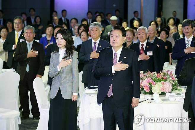 국기에 경례하는 윤석열 대통령 내외 (서울=연합뉴스) 진성철 기자 = 윤석열 대통령과 부인 김건희 여사가 4일 서울 광진구 그랜드 워커힐 서울에서 열린 파독 근로 60주년 기념 오찬에서 국기에 경례하고 있다. 2023.10.4 [대통령실통신사진기자단] zjin@yna.co.kr