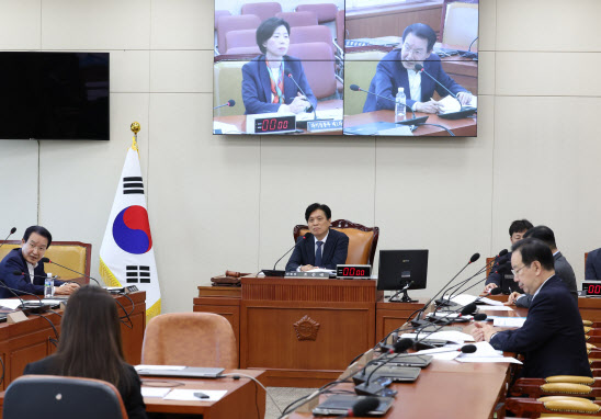 조승래(가운데) 국회 과학기술정보방송통신위원회 안건조정위원장이 5일 오후 서울 여의도 국회에서 열린 과방위 안건조정위원회를 주재하고 있다.(사진=뉴스1)