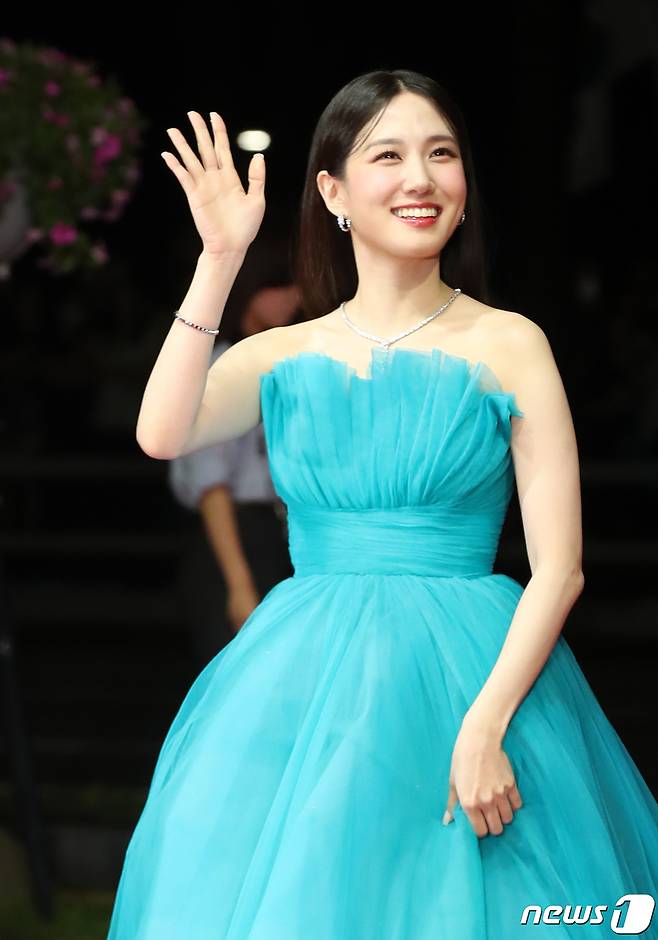 배우 박은빈이 4일 오후 부산 해운대구 영화의전당에서 열린 ‘제28회 부산국제영화제’(BIFF) 개막식 레드카펫 행사에서 인사를 하고 있다. ⓒ News1 권현진 기자