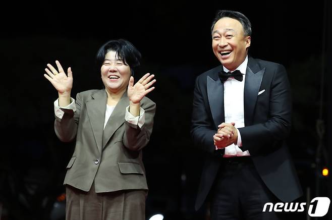 배우 이정은과 이성민(오른쪽)이 4일 오후 부산 해운대구 영화의전당에서 열린 ‘제28회 부산국제영화제’(BIFF) 개막식에서 레드카펫을 밟고 있다. ⓒ News1 권현진 기자