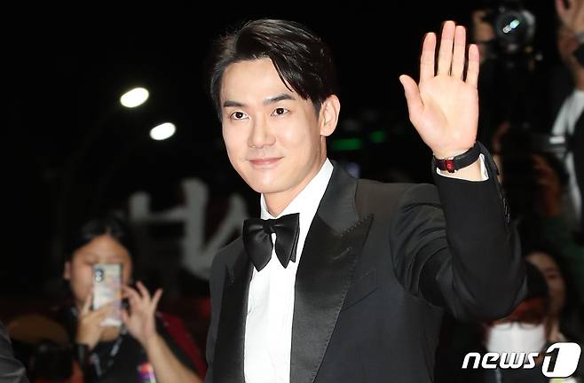 배우 유연석이 4일 오후 부산 해운대구 영화의전당에서 열린 ‘제28회 부산국제영화제’(BIFF) 개막식에서 레드카펫을 밟고 있다. 2023.10.4/뉴스1 ⓒ News1 권현진 기자