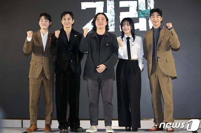 배우 김동휘(왼쪽부터)와 유승호, 이정곤 감독, 이주영, 유수빈이 5일 오전 부산광역시 해운대구 그랜드조선 부산에서 열린 웨이브 오리지널 ‘거래’ 제작발표회에서 포즈를 취하고 있다. ‘거래’는 우발적으로 친구를 납치한 두 청년의 100억 납치 스릴러이다. 2023.10.5/뉴스1 ⓒ News1 권현진 기자