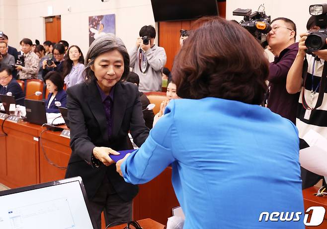 김행 여성가족부 장관 후보자가 5일 서울 여의도 국회에서 열린 인사청문회에서 권인숙 위원장에게 선서문을 전달하고 있다. 2023.10.5/뉴스1 ⓒ News1 송원영 기자