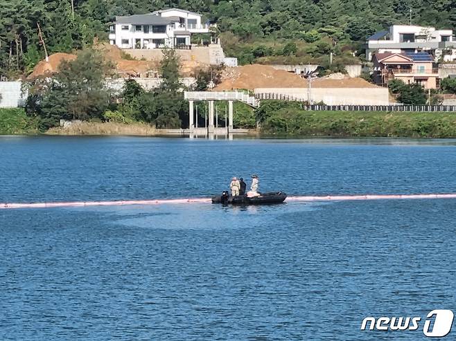 5일 오전 경기 포천시 고모리저수지에서 국토교통부 항공철도사고조사위원회 등 관계당국이 지난 3일 추락한 민간헬기 인양작업을 벌이고 있다. 지난 3일 오전 11시9분께 민간항공 소속 헬기가 이곳 저수지에서 산불 방재용 담수 테스트를 진행하던 중 추락해 60대 기장 1명이 숨졌다. 2023.10.5/뉴스1 ⓒ News1 양희문 기자