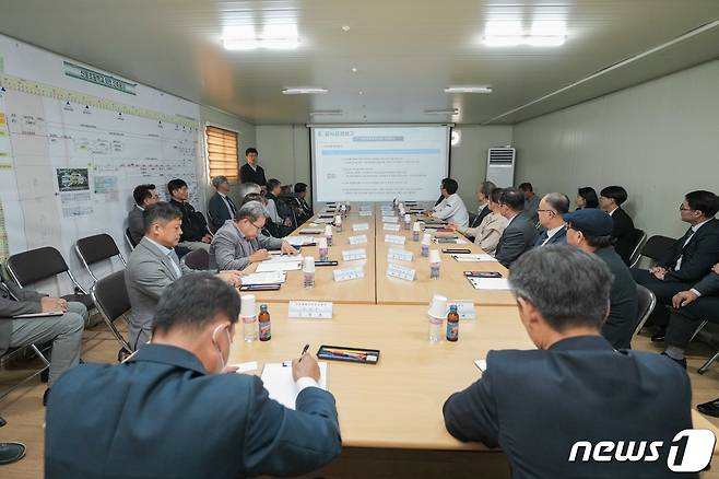 춘천 신동초등학교 이전 신축공사 지연에 따른 대책 회의.(강원도교육청 제공)