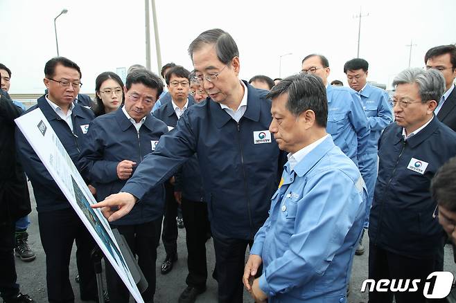 지난 4월19일 한덕수 국무총리가 국가산단내 동호안을 방문해 김학동 포스코 부회장으로부터 현황 설명을 듣고 있다.(광양시 제공02023.10.5/