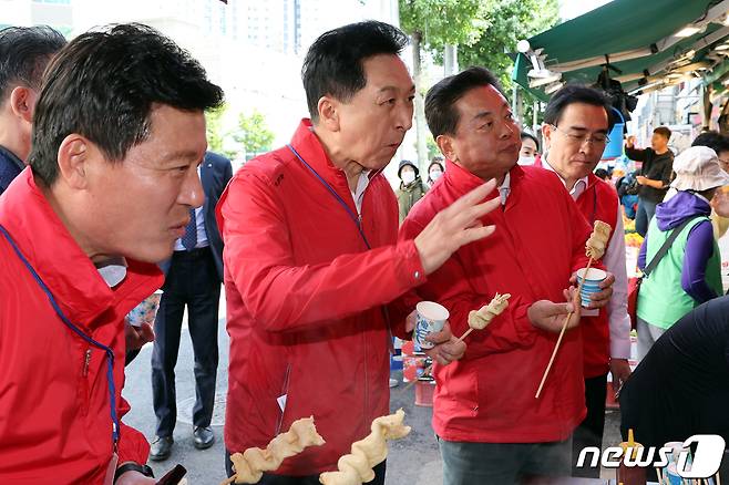 강서구청장 보궐선거 사전투표를 하루 앞두고 김태우 후보 지원 유세에 나선 김기현 국민의힘 대표가 5일 오후 서울 강서구 송화벽화시장에서 어묵을 먹고 있다. 2023.10.5/뉴스1 ⓒ News1 황기선 기자