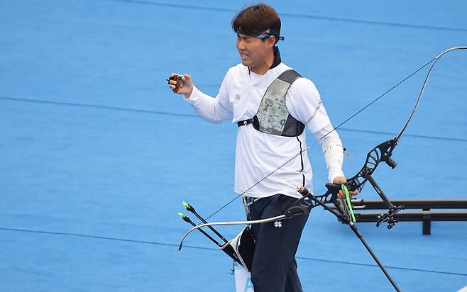 3일 중국 항저우 푸양 인후 스포츠센터에서 열린 2022 항저우 아시안게임 양궁 리커브 남자 개인 준결승전에서 이우석이 실수를 아쉬워 하고 있다. 사진 | 항저우=연합뉴스