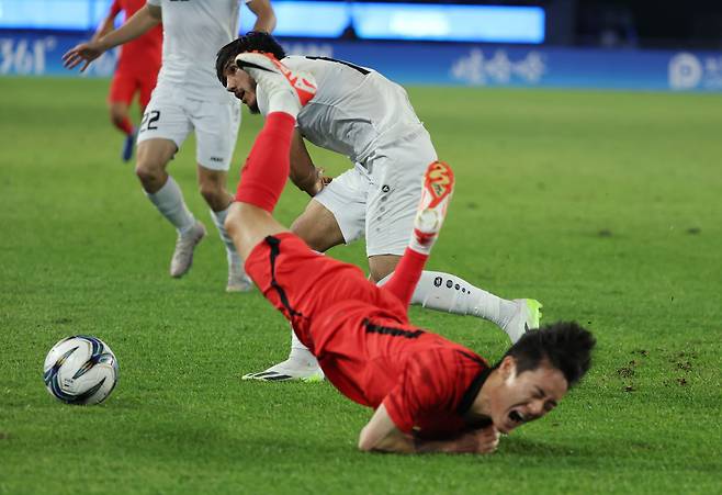 4일 중국 항저우 황룽스포츠센터 스타디움에서 열린 2022 항저우 아시안게임 남자 축구 준결승 한국 대 우즈베키스탄 경기 후반전 한국 엄원상이 우즈벡 율다셰프에게 거친 태클을 당하고 있다. /뉴시스