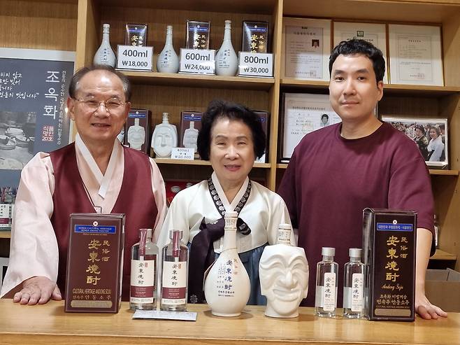 고 조옥화 무형문화재-식품명인이 세상에 내놓은 '민속주 안동소주'를 만드는 사람들. 왼쪽부터 2대 김연박-배경화 부부. 그 옆이 3대 김윤근 본부장.
