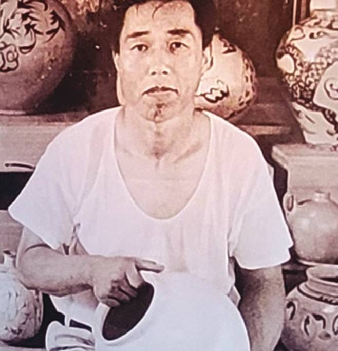 장년 시절의 정조문. 그는 안고 있는 조선백자 달항아리를 고미술 가게에서 처음 보고 ‘조선미술관을 세우겠다’는 꿈을 키우게 됐다고 한다.