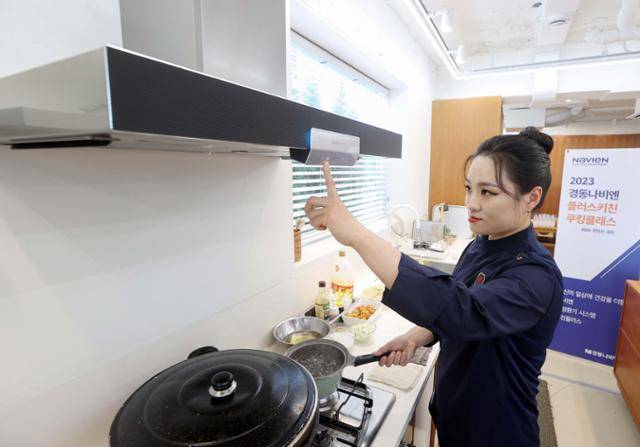 정지선 셰프가 경동나비엔 청정환기시스템 키친플러스의 기능을 소개하기 위해 마련된 '플러스키친 쿠킹클래스'에서 조리를 앞두고 '3D에어후드'를 가동하고 있다. 경동나비엔 제공