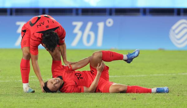 <yonhap photo-4819="">4일 중국 항저우 황룽 스포츠센터 스타디움에서 열린 2022 항저우 아시안게임 남자축구 4강전 대한민국과 우즈베키스탄의 경기. 대한민국 조영욱이 우즈벡 부리예프의 거친 반칙에 넘어진 뒤 고통스러워하고 있다. 연합뉴스</yonhap>